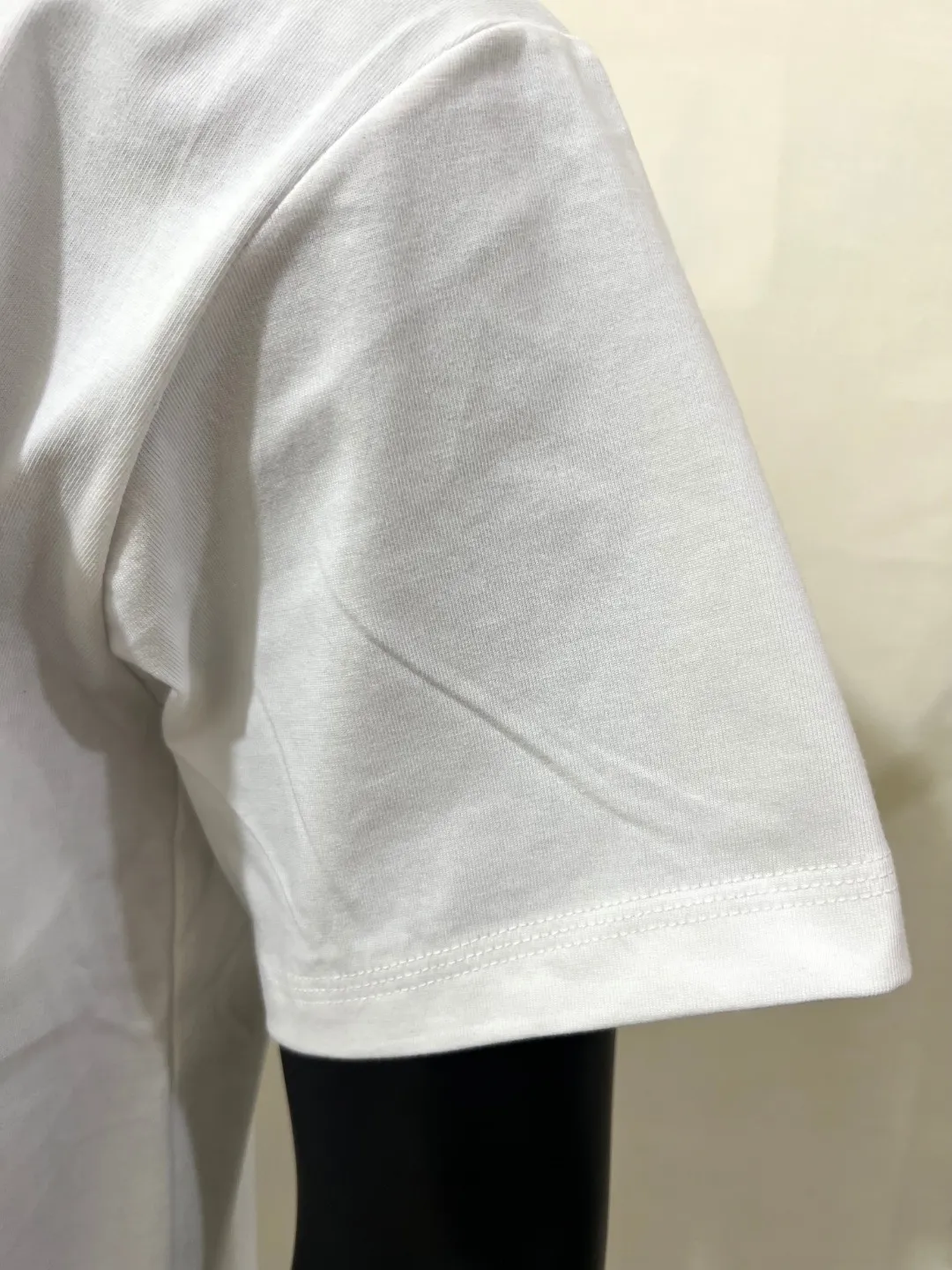 P140 STONE ISLAND top version, differentiated currency, 2025ss official website synchronization, embroidered small label LOGO short-sleeved T-shirt, 64 counts, high density 240g double yarn pure cotton, imported machine embroidered small label, embroidered letters are clean and neat, supports NFC scanning code to enter GW, YB ready-to-wear fabric collar hemming, shoulder bone and tight thread It will not deform after being worn for a long time. It has been washed with high temperature for 4 times. It does not fade, shrink or pill. It is comfortable and stretchable. It is a must-have wardrobe item. Same style for men and women. Five colors: lilac gray, dark gray, white, black, copper brown. Size: XS-L. Maximum L can wear 200 pounds.